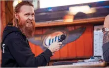  ?? Photo courtesy Brian Jones ?? ■ Darin Lavender talks to the crowd
during a Know-it-All Trivia session at Fat Jack's Oyster and Sports Bar. Lavender, one of Know-it-All's founders,
died early this year, but Clay Monts has continued this popular Texarkana tradition. “There’s a legacy that Darin left in this town. Everybody that knows Darin loves Darin, and it’s a legacy that he left and is something that everybody loves — and is something that I’m in the
position to keep going,” Monts said.