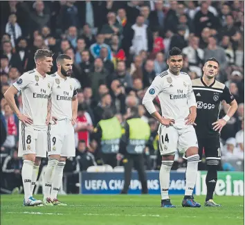  ??  ?? El Real Madrid está instalado en una profunda crisis tras quedar fuera de la Champions League. Santiago Solari podría ser la primer víctima que se cobre la actual situación del equipo blanco