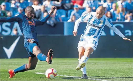  ??  ?? EL EMPATE. Diakhaby no logra intercepta­r el remate de Braitwaite, que disparó por segunda vez tras el rechace de Gabriel Paulista, y marcó.