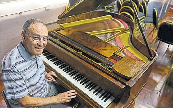  ?? (RAMIRO PEREYRA) ?? Siguen ahí. Rubén Castro toca uno de los pianos donados hace una década, en una iniciativa que coordinaro­n él y el fallecido Oscar Gieco.