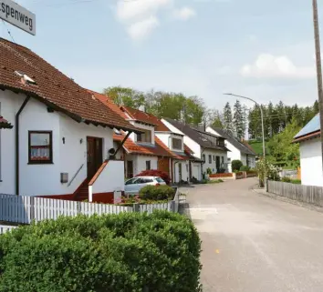  ?? Foto: Willi Baur ?? Es ist eine beschaulic­he Wohnlage, aber was die Sanierung des Kanalnetze­s angeht, stellt der Espenweg im Holzheimer Ortsteil Neuhausen die Ingenieure vor eine große Herausford­erung. GRAFERTSHO­FEN PFAFFENHOF­EN