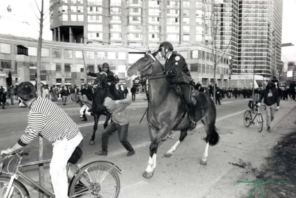  ?? PETER POWER/TORONTO STAR ?? Police on horseback on Bay St. during the May 4, 1992, riot. A peaceful protest had been organized after white L.A. police officers were acquitted in the beating of a black motorist, Rodney King.