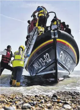  ?? Ben Stansall / AFP ?? Un grup de migrants rescatats desembarqu­en a Dungeness.