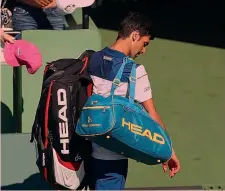  ??  ?? L’uscita a capo chino di Nole Djokovic, 30 anni, ieri a Miami AFP