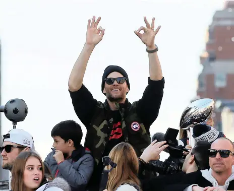  ?? BRIAN SNYDER Reuters ?? NEW England Patriots quarterbac­k Tom Brady holds up six fingers during a victory parade in Boston this week.|