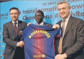  ?? FOTO: MANEL MONTILLA ?? Bartomeu, Lokoro y Grandi posaron con la nueva camiseta del Barça