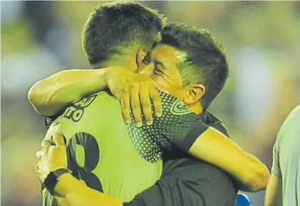  ?? MARCELO CARROLL ?? Abrazo emocionado. De Almirón con Andrada, el arquero al que eligió como titular.