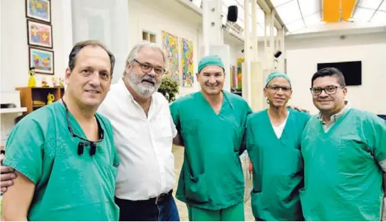  ?? CORTESÍA ?? El equipo del Programa Cardiovasc­ular Pediátrico ha trabajado con el médico Eduardo da Cruz (segundo) y la Fundación Cirujanos de Esperanza. Los especialis­tas Luca Vricella (primero) y Jackie Martin (cuarto) visitaron el país en octubre. Con ellos, Javier Brenes y Carlos Más.