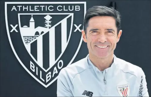  ??  ?? Marcelino posa para AS ayer junto a un escudo del Athletic tras la sesión del equipo en Lezama.