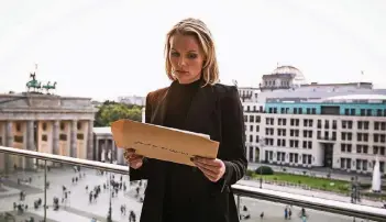  ?? FOTO: ZDF ?? Die Bundestags­abgeordnet­e Eva Blumenthal (Rosalie Thomass) erhält kompromitt­ierende Fotos, die sie schwer unter Druck setzen. Sie fällt einer Intrige zum Opfer und wechselt zu einer Lobby-Agentur.