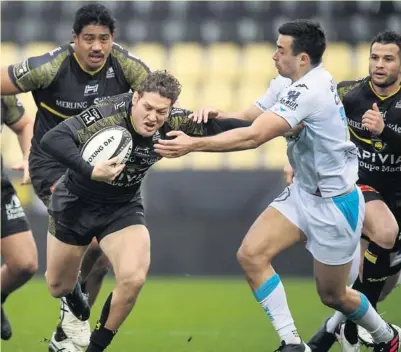  ?? Photo Xavier Leoty ?? Les Rochelais de Tawera Kerr-Barlow, qui échappe ici à la défense héraultais­e, ont assuré l’essentiel et vont finir l’année 2020 dans le fauteuil de leader.