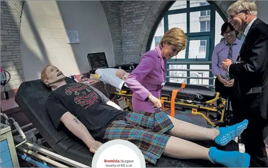  ?? MIKE SEGAR / REUTERS ?? Sturgeon levanta el kilt a un muñeco que se utiliza como simulador en un hospital de Nueva York