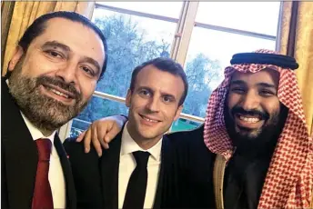  ??  ?? MACRON. Con el primer ministro del Líbano, Saad Hariri (izq.), y el príncipe saudí, Mohammad Al Saud. El francés le avisó a Putin del bombardeo en Siria.