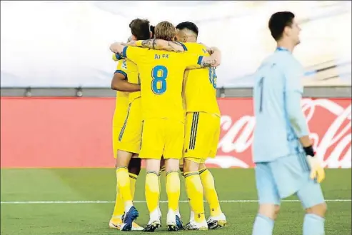  ?? AFP7 VÍA EUROPA PRESS / EP ?? Los jugadores del Cádiz celebran el gol de Choco Lozano ante el portero Courtois