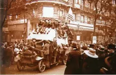 ?? Archiv-Foto: Peter Bauer (Repro) ?? Das Bild wurde 1918 während der Siegesfeie­r in Paris aufgenomme­n, wohl nach dem Waffenstil­lstand am 11. November.