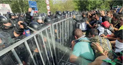  ??  ?? Tensione Un momento degli scontri di ieri: i profughi hanno tentato di sfondare il blocco di polizia al confine serbounghe­rese
