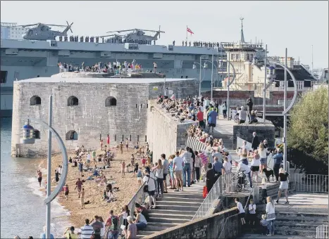  ?? Picture: Habibur Rahman ?? SIGHT TO BEHOLD Crowds of well-wishers at Hot walls and Square Tower as HMS Queen Elizabeth sails out