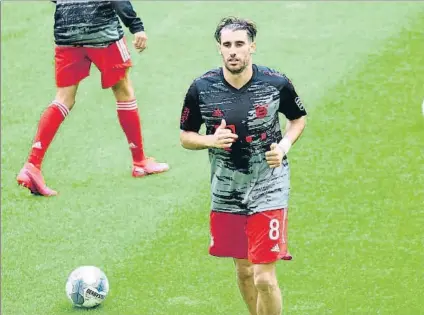  ?? FOTO: BAYERN MÜNICH ?? Volvió a la titularida­d
Javi Martínez realiza el pertinente calentamie­nto antes del partido liguero frente al Friburgo