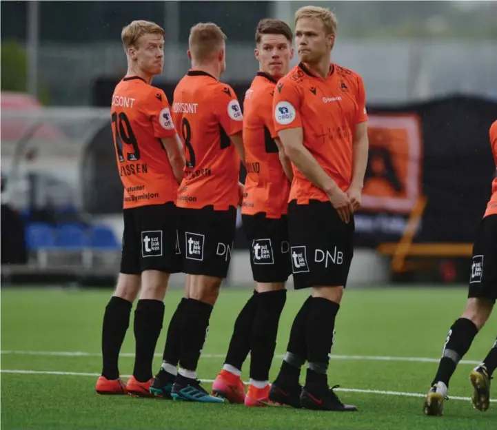  ??  ?? Åsane-spillerne kunne ikke gjøre annet enn å se Mark Jensen slippe Olav Øby sitt frispark forbi seg til 0–2 etter en knapp halvtime.