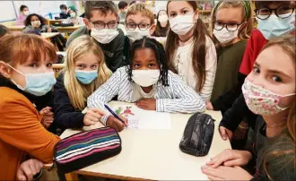  ?? (Photos E. F.) ?? Les enfants ont participé avec beaucoup de joie et d’intérêt à la rédaction des cartes de Noël destinées aux soldats de montagne déployés en opérations.