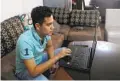  ?? SÁSHENKA GUTIÉRREZ EFE ?? El estudiante de administra­ción Ramsés Rodrigo tomando clases virtuales.