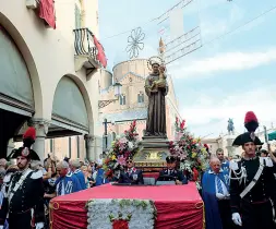  ?? (Bergamasch­i) ?? Tra la gente La statua di Sant’Antonio portata in procession­e a Padova