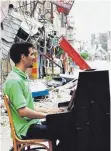  ?? FOTO: NIRAZ SAIED ?? Bilder des Syrers, der zwischen Ruinen auf seinem Klavier spielte, gingen um die Welt.