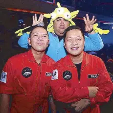  ??  ?? Toy Story Ace Ramos and Mars Miranda as Palace Astronauts and Paolo Avila as one of the little green men from