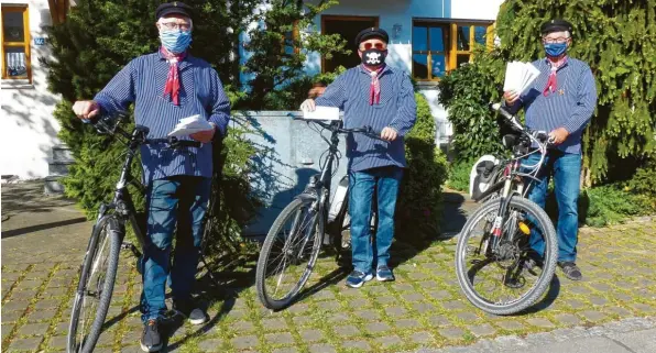  ?? Foto: Angelika Jakob ?? Die Sänger des Königsbrun­ner Seemannsch­ors erhielten Post vom Vorstand überbracht von den Fahrrad-Maskenkuri­eren (von links) Anton Jakob, Adelbert Dorotik und Hubertus Jonas.