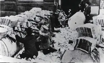  ??  ?? LA IMPLOSIÓN GERMANA En los últimos días de la guerra, Alemania vivió una revolución en las calles. El káiser cayó.