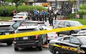  ?? —AFP ?? ATTACKONME­DIA OUTLET Police respond to the June 28 shooting that killed five people at the building that houses the Capital Gazette, a daily newspaper published in Annapolis, Maryland.