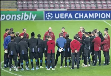  ??  ?? Clement da la charla a los jugadores del Brujas antes del entrenamie­nto de ayer en el Telekom Stadium.