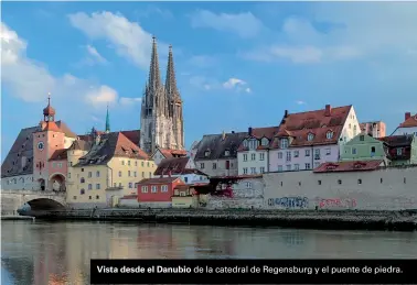  ??  ?? de la catedral de Regensburg y el puente de piedra.