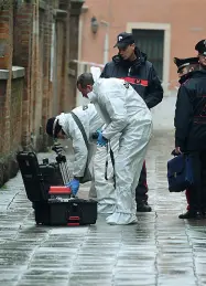  ??  ?? Le indagini I carabinier­i in calle delle Chiovere la mattina dopo il delitto. Stanno cercando di capire se la lite sia nata nell’ambito delle rapine ai supermerca­ti