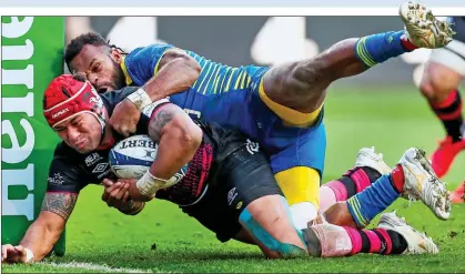  ??  ?? DIVING FORCE: Siale Piutau holds off a challenge from Clermont’s Alivereti Raka to score a late consolatio­n try for Bristol