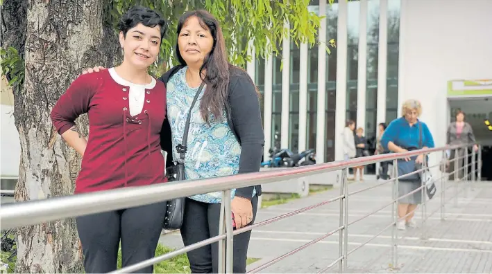  ?? MAXI FAILLA ?? Después del drama, las sonrisas. Giselle Ojeda y Silvia Sánchez, ayer, en la puerta del Hospital de Olavarría. Se hicieron amigas mientras esperan que reciban el alta.