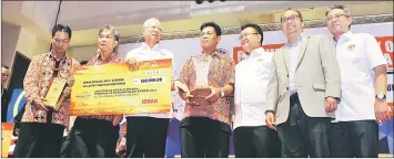  ??  ?? Najib (third left) is seen with the Longhouse Category winners from Rumah Benggau. Alexander is at third right.