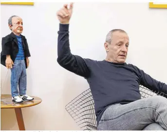  ??  ?? Silberrück­en Peter Pilz (hier mit seiner Maschek-Puppe) bekommt hohen Zuspruch aus der Bevölkerun­g