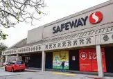  ?? Santiago Mejia/ The Chronicle 2023 ?? The Safeway at 1335 Webster St. in S.F. was to be shut down in March but will stay open through early next year.