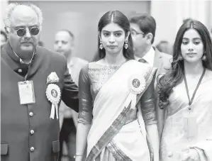  ?? — Gambar AFP ?? SUAMI mendiang Sridevi Kapoor, Boney Kapoor (kiri) bersama dua anak perempuan mereka, Janhvi (kanan) dan Khushi Kapoor semasa majlis Anugerah Filem Kebangsaan India ke-65 di New Delhi pada 3 Mei lepas.