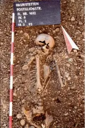  ?? Fotos: Stöttner, Rijasolo, afp ?? Dieses Skelett gruben Archäologe­n im Augsburger Stadtteil Haunstette­n aus. Es zeigt: Die Pest kam weit früher in Europa an als gedacht. Derzeit kämpft Madagaskar mit einer Epidemie. Nur mit Schutzanzü­gen sind Helfer sicher.