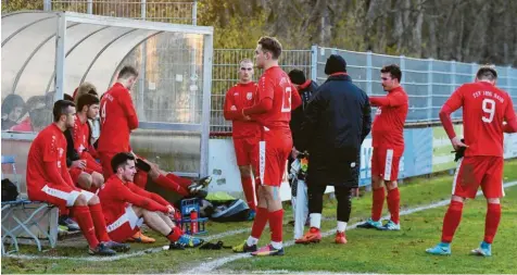  ?? Foto: Szilvia Izsó ?? Betretene Blicke beim TSV Rain II herrschten nach dem Spiel angesichts der 0:2-Niederlage gegen Donaumünst­er.