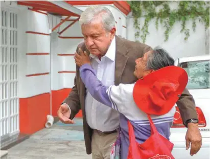  ??  ?? RESPALDO. Andrés Manuel López Obrador, ayer, en su casa de transición.