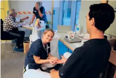  ?? ?? Viktor Stenberg testar sitt blodsocker, Johanna Magnusson, undersköte­rska vid Capio vårdcentra­l tar blodprovet.