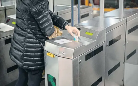  ?? Barc lonMrOoa ?? Una usuària fent servir la targeta, encara de cartró, a les màquines validadore­s del metro de Barcelona