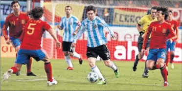  ??  ?? ÚLTIMA VISITA. España ganó 2-1 a Argentina el 14 de noviembre de 2009 en el Vicente Calderón.