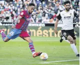  ?? ?? Barca’s Aubameyang (L) during a La Liga match, Valencia, Spain, Feb. 20, 2022.