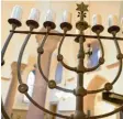  ?? Foto: Uwe Anspach, dpa ?? Ein Chanukkale­uchter in der Synagoge in Worms.