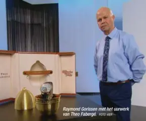  ?? FOTO VIER ?? Raymond Gorissen met het uurwerk van Theo Fabergé.