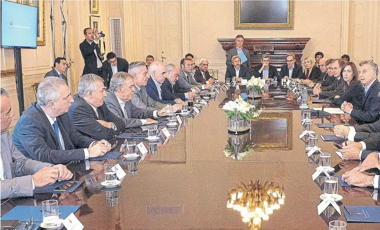  ??  ?? Macri les habla a los gobernador­es después de acordar un amplio pacto fiscal